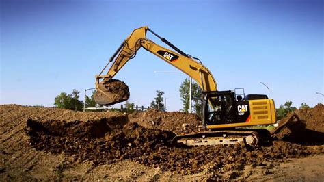 pictures of excavators digging